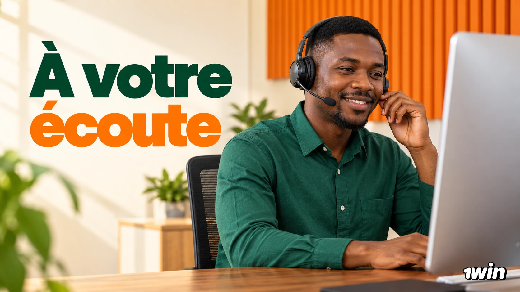 Conseiller portant un casque devant un ordinateur, avec le message À votre écoute.